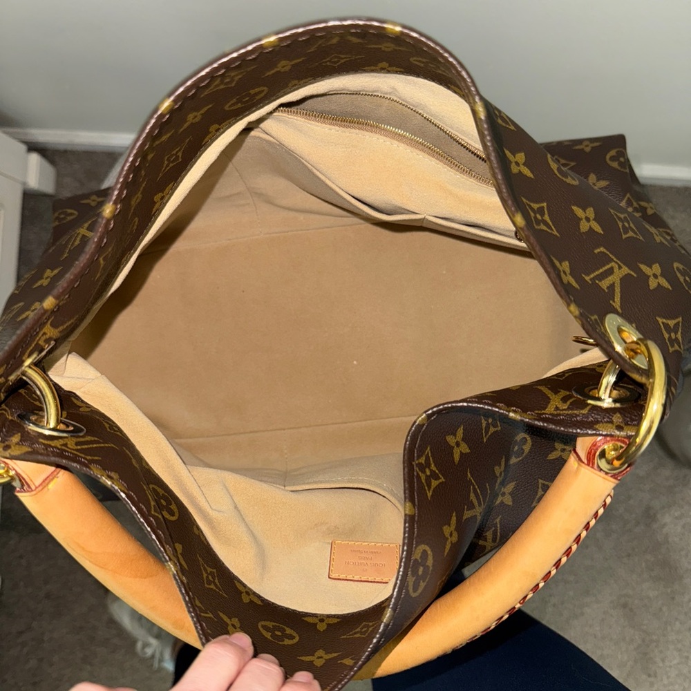 Louis Vuitton Artsy MM Monogram Hobo Bag ✨ - Picture 11 of 16